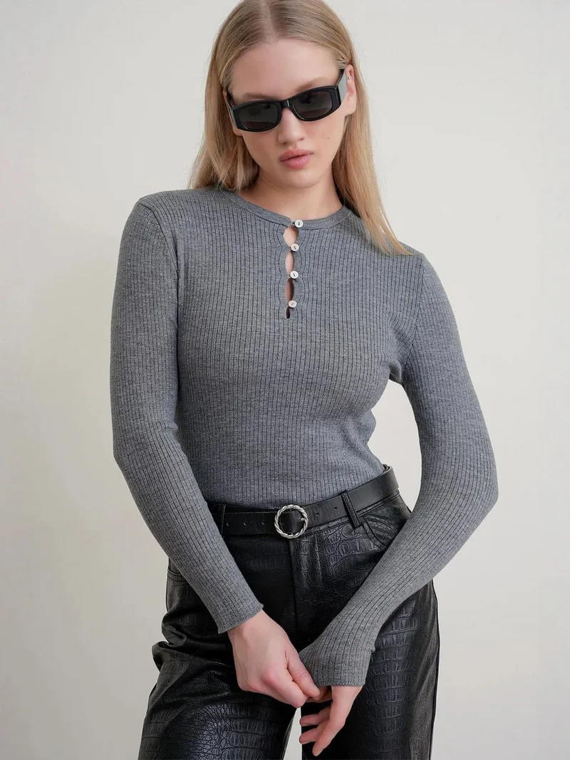 ميكسراي MIXRAY Button Detailed Crew Neck Sweater